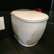 Stand-WC Serie Azuley | weiß matt | Soft Close Sitz | Präsentation Cersaie