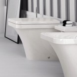 Hidra | Stand-WC | Serie Flat | weiß | WC-Sitz FLZ | Accessoirs Piano